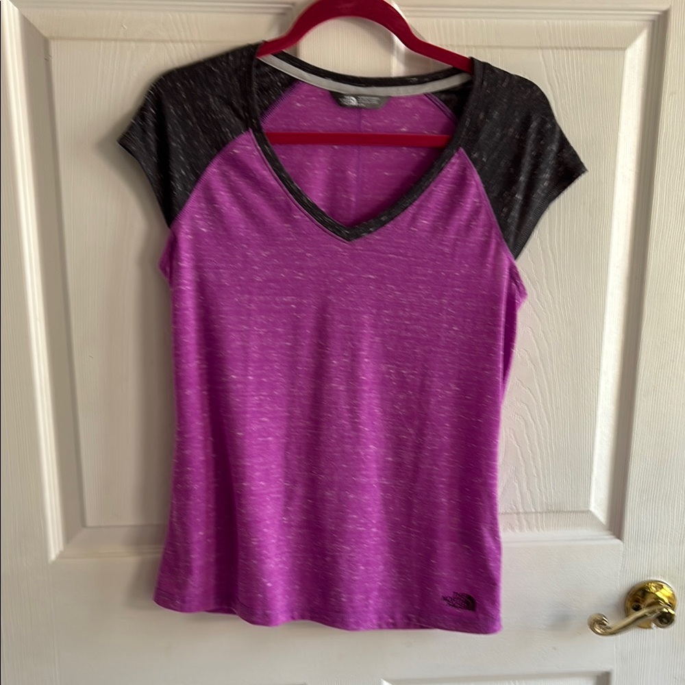 The North Face size M t shirt. Excellent condition.